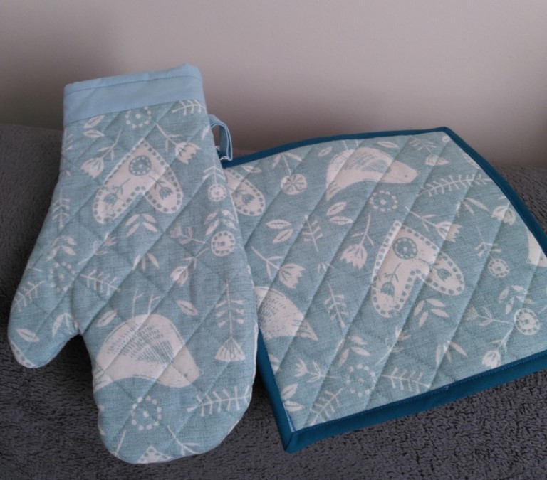 Manique et gant de cuisine bleu