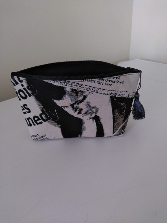 Trousse de toilette New York Times Beige et noire modèle intermédiaire.