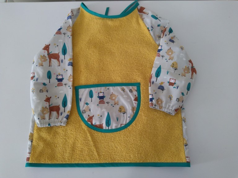 Bavoir tablier jaune, coton imprimé faons 2/5 ans