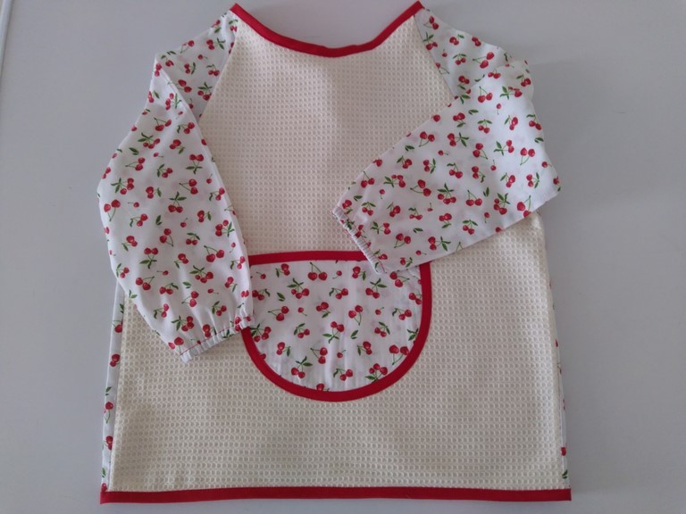 Bavoir tablier cerises rouges 2/5 ans