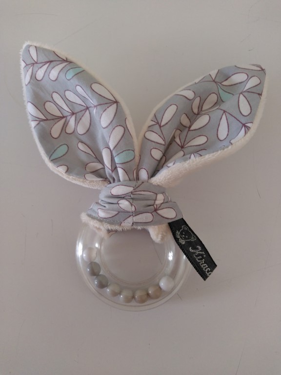 Hochet oreilles de lapin écrue, coton imprimé feuilles blanches