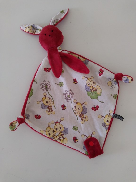 Doudou lapin rouge, coton abeilles