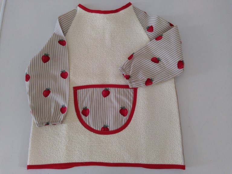 Bavoir tablier écru, coton imprimé rayures lin et fraises 2/5 ans