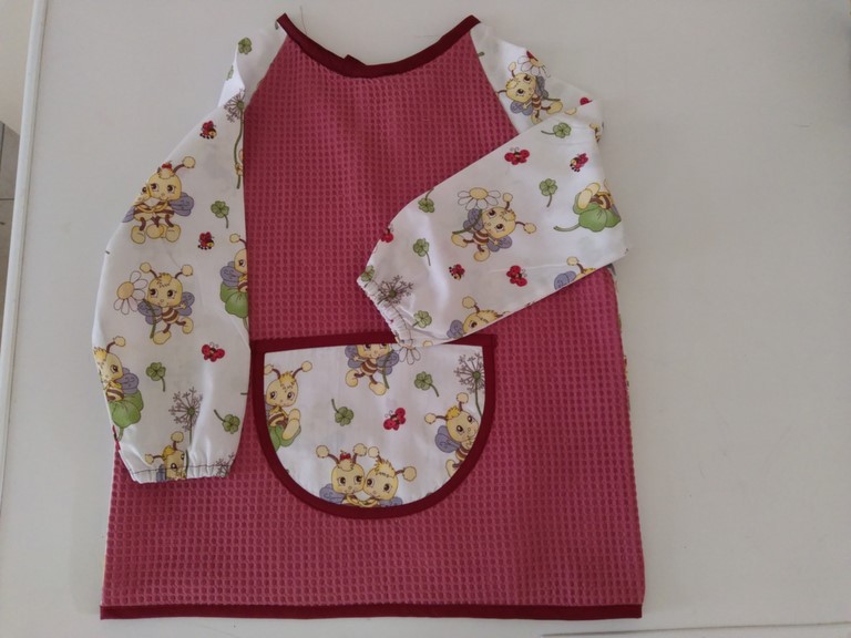 Bavoir tablier framboise, coton imprimé abeilles