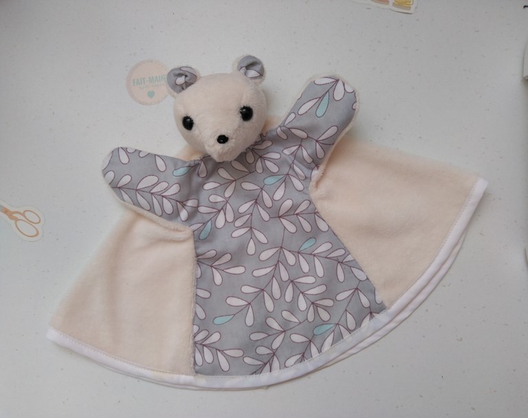 Doudou marionnette écru, feuillage blanc et vert