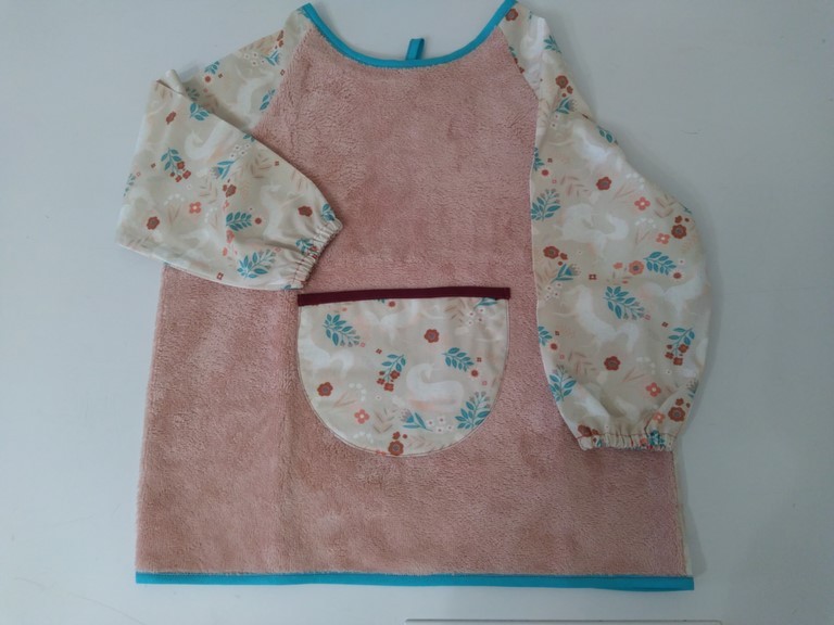 Bavoir tablier rose et turquoise, imprimé licornes 2/5 ans