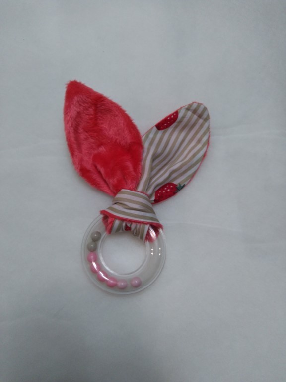 Hochet oreilles de lapin rouge, coton rayé beige imprimé fraises