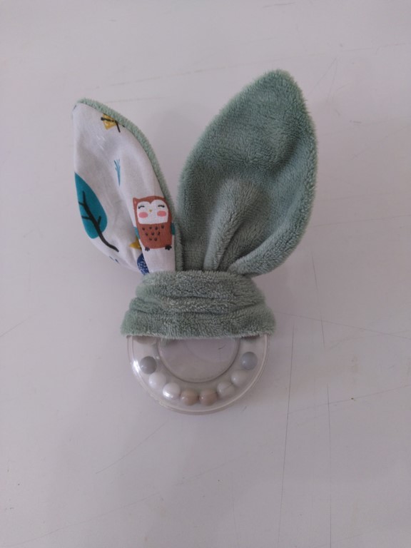 Hochet oreilles de lapin vert imprimé animaux