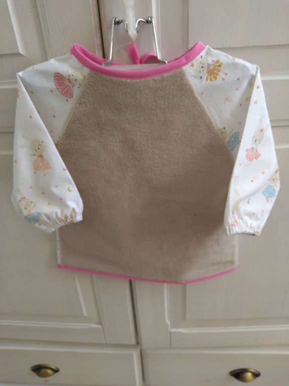 Bavoir tablier beige et coton imprimé lapins danseurs 6/18 mois