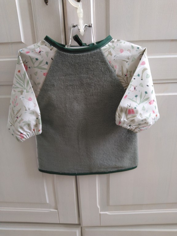 Bavoir tablier vert imprimé biches 6/18 mois