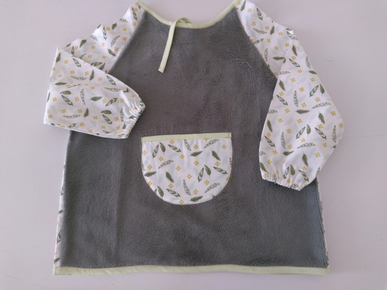 Bavoir tablier vert imprimé plumes 2/5 ans