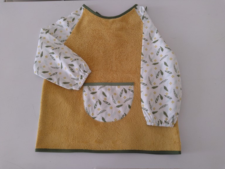 Bavoir tablier jaune et vert imprimé plumes