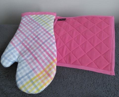 Manique et gant de cuisine multicolore et rose