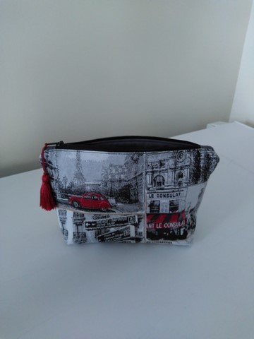 Trousse de toilette métro grise et rouge modèle intermédiaire