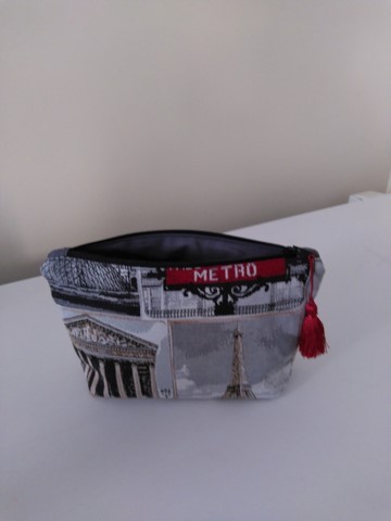 Trousse de toilette métro grise et rouge modèle intermédiaire