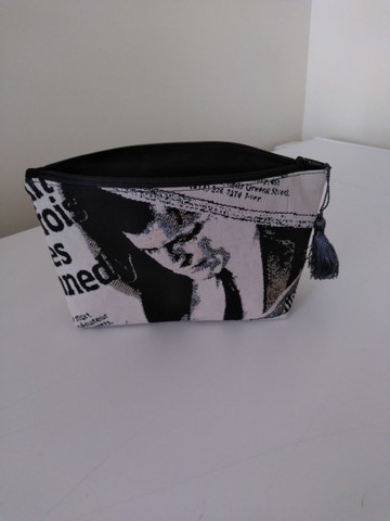 Trousse de toilette New York Times Beige et noire modèle intermédiaire.