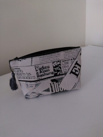 Trousse de toilette New York Times Beige et noire modèle intermédiaire.