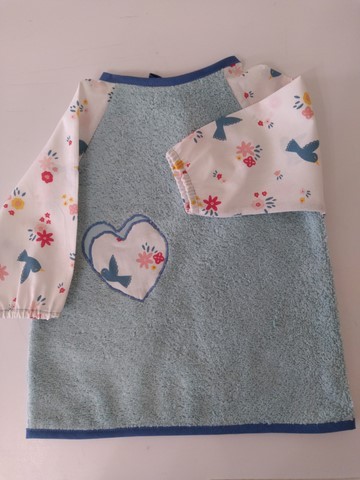 Bavoir tablier bleu, coton imprimé oiseaux bleus 6/18 mois