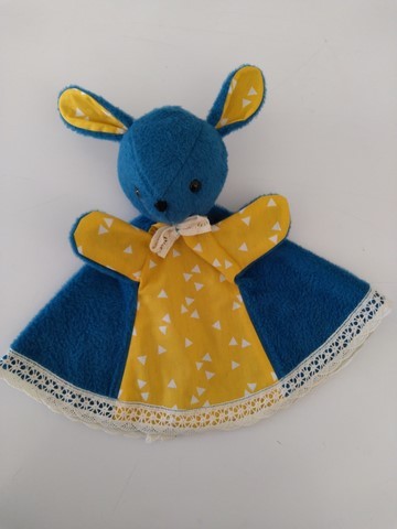 Doudou marionnette bleu marine et coton jaune triangles blancs