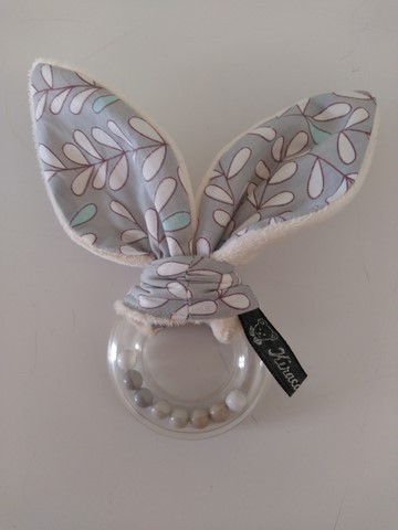 Hochet oreilles de lapin écrue, coton imprimé feuilles blanches