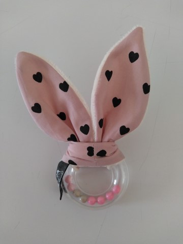 Hochet oreilles de lapin écru, coton rose coeurs noirs