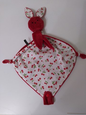 Doudou lapin  rouge, cerises rouges