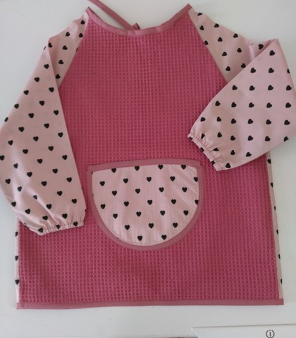 Bavoir tablier rose, coeurs noirs 2/5 ans