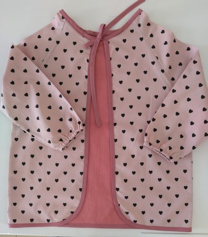 Bavoir tablier rose, coeurs noirs 2/5 ans