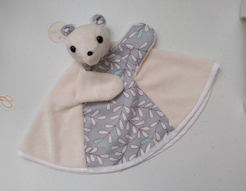 Doudou marionnette écru, feuillage blanc et vert