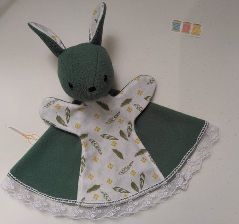 Doudou marionnette vert, coton imprimé plumes