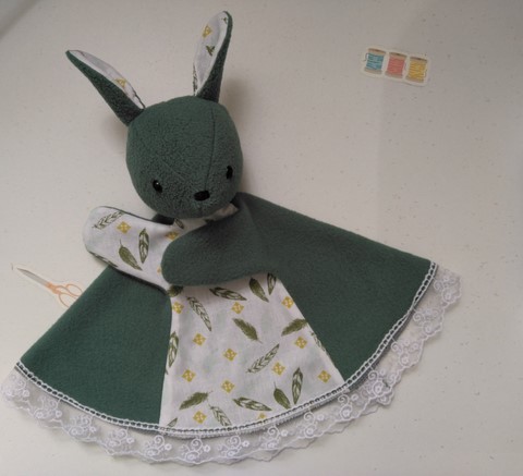 Doudou marionnette vert, coton imprimé plumes