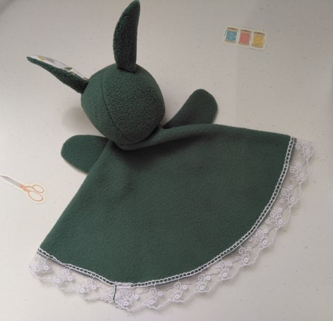 Doudou marionnette vert, coton imprimé plumes