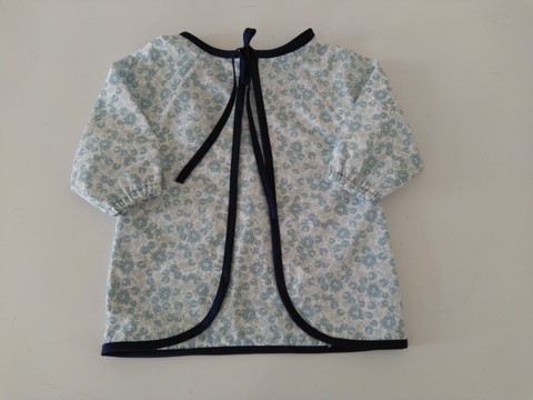Bavoir tablier éponge bleu, coton floral 6/18 mois