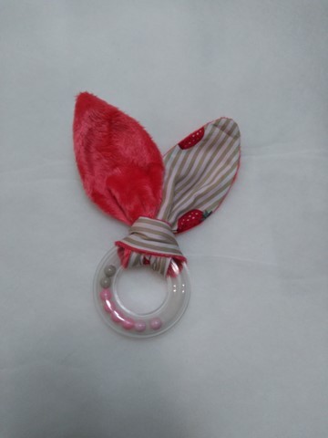Hochet oreilles de lapin rouge, coton rayé beige imprimé fraises