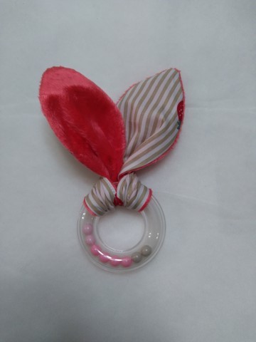 Hochet oreilles de lapin rouge, coton rayé beige imprimé fraises