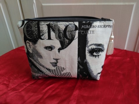 Trousse de toilette "Visages" modèle intermédiaire