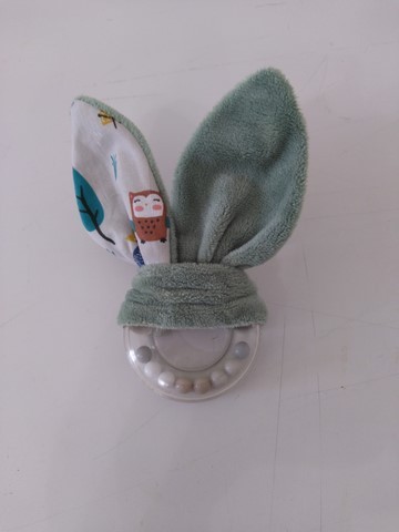 Hochet oreilles de lapin vert imprimé animaux