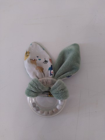 Hochet oreilles de lapin vert imprimé animaux