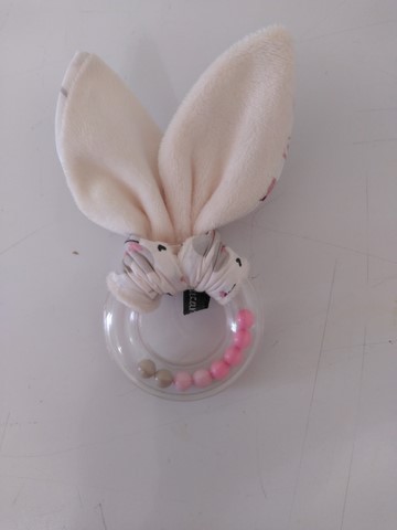 Hochet oreilles de lapin écru imprimé petites souris