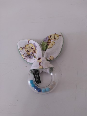 Hochet oreilles de lapin vert imprimé abeilles