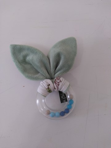 Hochet oreilles de lapin vert imprimé abeilles