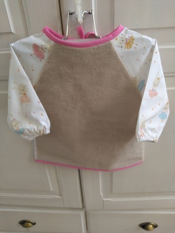 Bavoir tablier beige et coton imprimé lapins danseurs 6/18 mois