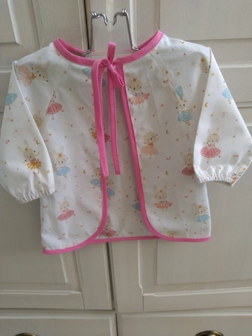 Bavoir tablier beige et coton imprimé lapins danseurs 6/18 mois