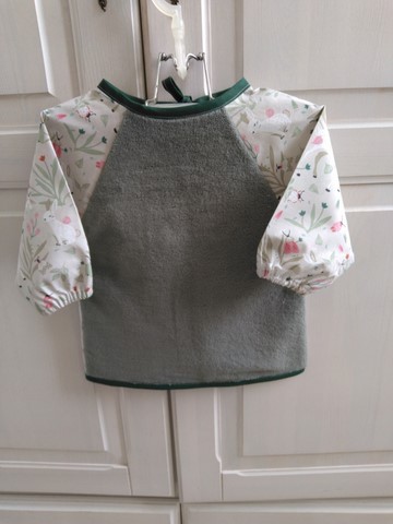 Bavoir tablier vert imprimé biches 6/18 mois