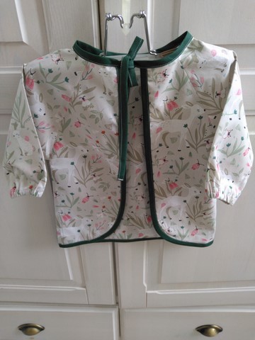 Bavoir tablier vert imprimé biches 6/18 mois