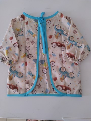 Bavoir tablier bleu imprimé voitures 6/18 mois