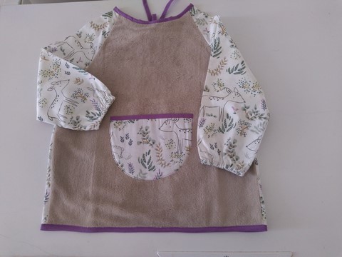 Bavoir tablier beige imprimé biches 2/5 ans