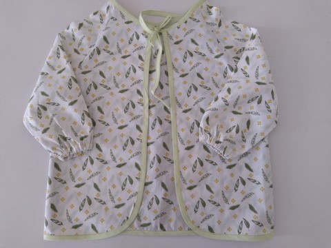 Bavoir tablier vert imprimé plumes 2/5 ans