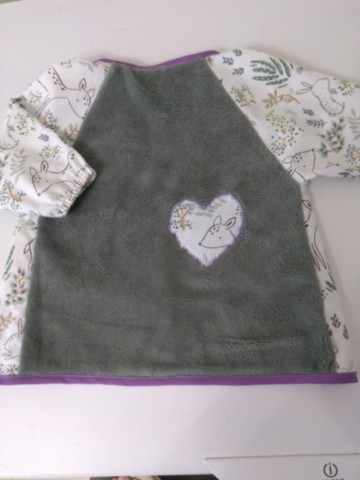 Bavoir tablier vert et mauve 6/18 mois