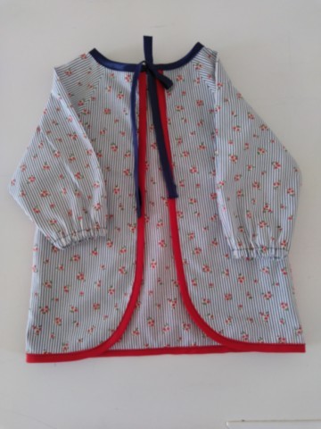 Bavoir tablier rouge petites roses 6/18 mois